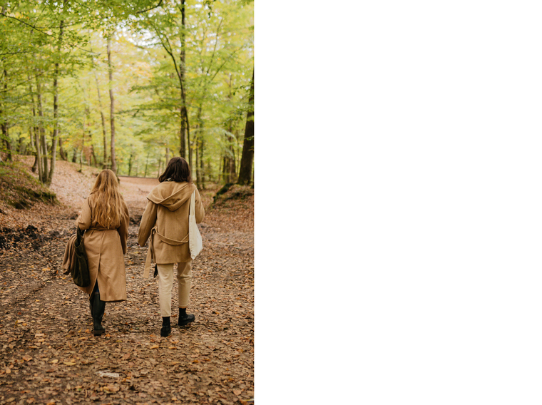 Foto vrouwen wandelen natuur